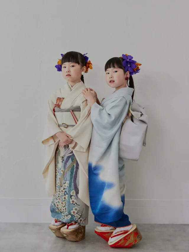 【Swipe→9枚】

魅力的な表情で
みんなを惹きつける双子の女の子

彼女たちはポージングも完璧♡

ついついあれもこれもと撮影が楽しくって
たくさん撮りました

遅い時間まで頑張ってくれたの
すごい嬉しかったーありがとう！

#kidsmakeup 
#キッズメイク
# #七五三撮影
#七五三7歳 #七五三ヘア #七五三撮影 #七五三前撮り #七五三写真 #アンティーク着物
#753撮影 #753前撮り
#家族写真 #家族写真のすすめ 
#kimono #kimonostyle
#kidshairstyles #キッズヘアアレンジ #kimonogirl #ヘアアレンジ #７歳 #七歳 #japankimono #本牧神社 #光