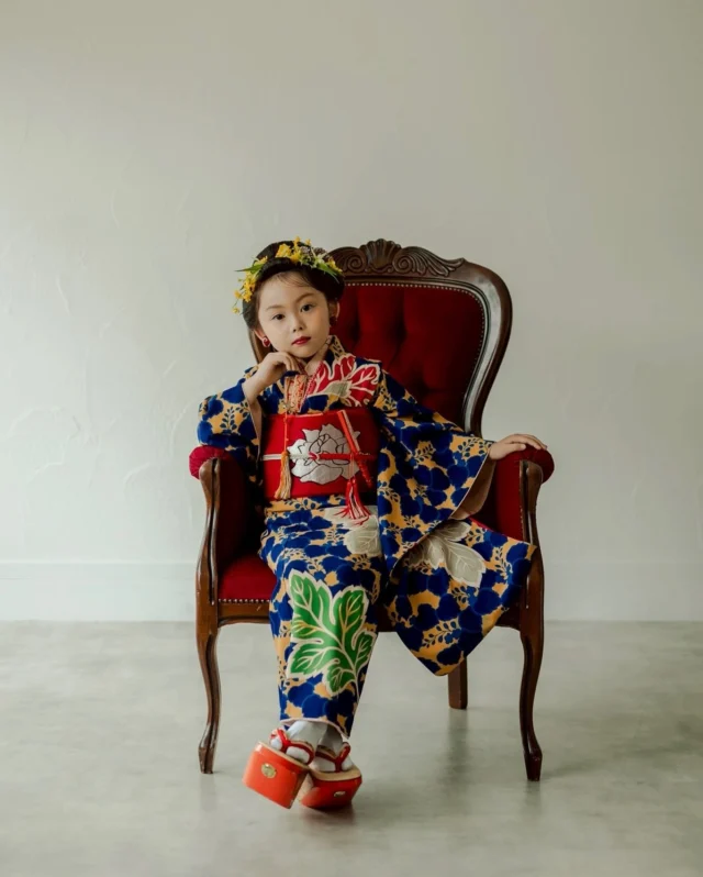 【Swipe→7枚】

可愛さと
凛とした表情を魅せてくれた
7歳の彼女

これが着たいという意思も
きちんと伝えてくれて
芯を持った子だった

とてもよく似合ってたよ♡

Photography by @syuuuki_weddingphoto 

#kidsmakeup 
#キッズメイク
# #七五三撮影
#七五三7歳 #七五三ヘア #七五三撮影#七五三前撮り#七五三写真#アンティーク着物
#753撮影#753前撮り
#家族写真#家族写真のすすめ 
#kimono#kimonostyle
#kidshairstyles #キッズヘアアレンジ #kimonogirl #ヘアアレンジ #７歳 #七歳 #japankimono