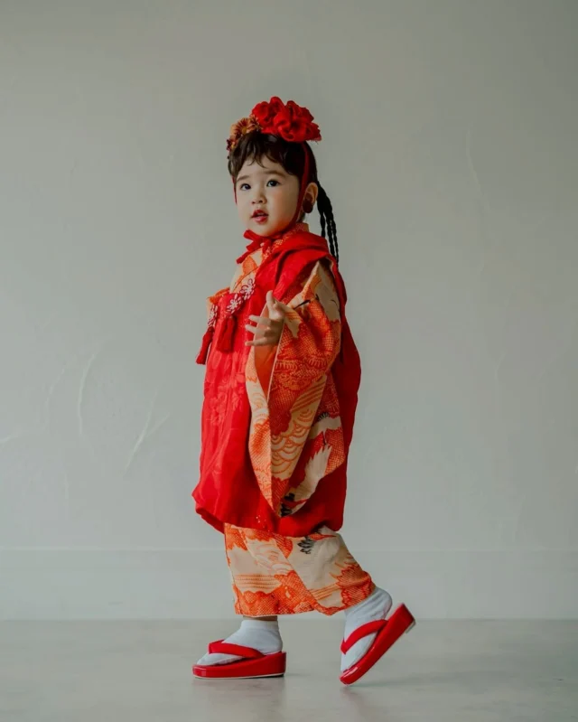 【Swipe→4枚】

ひとりでも
撮影がんばったよ！

3歳ちゃんらしい
自由なな表情と動きがかわいいー♡

ママとパパの愛情をいっぱい感じたなぁ

#kaedenoco3歳 #七五三撮影
#七五三3歳 #七五三ヘア #七五三撮影 #七五三前撮り #七五三写真 #アンティーク着物
#753撮影 #753前撮り#七五三参り 
#kimono #kimonostyle
#kidshairstyles #キッズヘアアレンジ #kimonogirl #着物を楽しむ生活#楽しい七五三 #japanesekimono