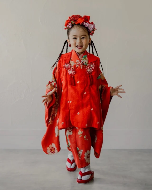 【Swipe→8枚】

カメラに向かってくる姿が
とっても愛おしい3歳ちゃん！

どんな場面でも
魅力が溢れちゃってるよー♡

たくさんの笑顔をありがとっ

#kaedenoco3歳 #七五三撮影
#七五三3歳 #七五三ヘア #七五三撮影 #七五三前撮り #七五三写真 #アンティーク着物
#753撮影 #753前撮り#七五三参り 
#kimono #kimonostyle
#kidshairstyles #キッズヘアアレンジ #kimonogirl #着物を楽しむ生活#楽しい七五三 #japanesekimono