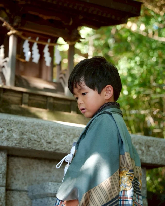【swipe→6枚】

無邪気という言葉が
とても合う5歳の男の子♡

ありのまま楽しんでるのが
写真からも伝わってくるなぁ

パパとママの愛情も一身に受けて
しあわせなロケ撮影だった

#kidsmakeup 
#キッズメイク #七五三撮影
#七五三5歳 #七五三ヘア #七五三撮影#七五三前撮り#七五三写真#アンティーク着物
#753撮影#753前撮り#生花ヘア 
#kaedenoco大人着物
#家族写真#家族写真のすすめ #本牧神社 #ロケーション