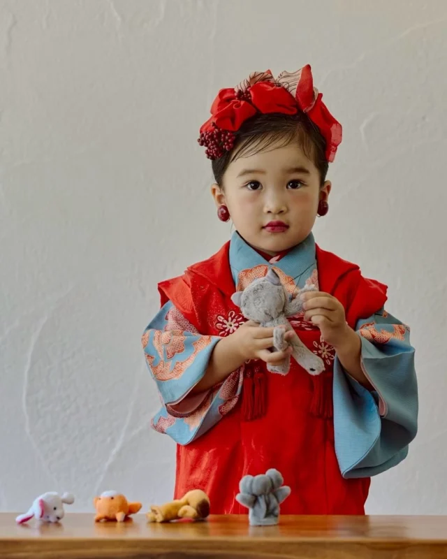 【Swipe→7枚】

ゆびにんぎょうとぬいぐるみ
なかよくお遊び〜な3歳ちゃん♡

愛くるしい表情がいーっぱい！

ぱぱとままと
今回はじぃじとばぁばも一緒に
お着物が着れて、よかったね♩

#kaedenoco3歳 #七五三撮影
#七五三3歳 #七五三ヘア #七五三撮影 #七五三前撮り #七五三写真 #アンティーク着物
#753撮影 #753前撮り#七五三参り 
#kimono #kimonostyle
#kidshairstyles #キッズヘアアレンジ #kimonogirl #着物を楽しむ生活#楽しい七五三 #japanesekimono