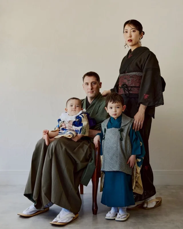 【Swipe→6枚】

家族爱が溢れている♡

パパとママはかっこよくて
息子くんたちは可愛すぎる〜

見ているだけで
しあわせっ

海外から来てくれて嬉しいです
ありがとうございます！

#kaedenoco #七五三撮影 #七五三3歳 #おしゃれ 
#七五三5歳 #七五三ヘア #七五三撮影 #七五三前撮り #七五三写真 #アンティーク着物 #3歳男の子 
#753撮影 #753前撮り#七五三参り 
#kimono #kimonostyle
#kidshairstyles #キッズヘアアレンジ #kimonogirl #着物を楽しむ生活 #楽しい七五三 #japanesekimono